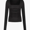 Fitted top met vierkante halslijn