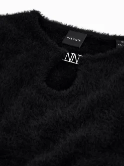 Fluffy trui met detail bij hals