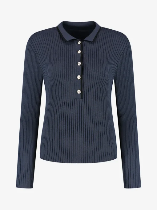 Geribbelde top met kraag en knoopdetails