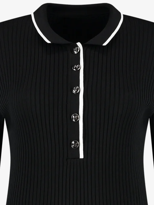 Geribbelde top met kraag en knoopdetails