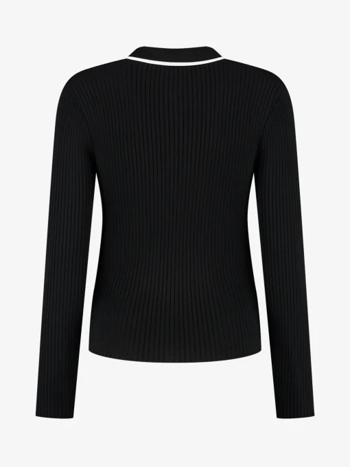 Geribbelde top met kraag en knoopdetails