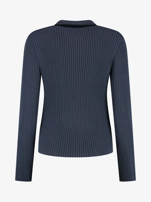 Geribbelde top met kraag en knoopdetails