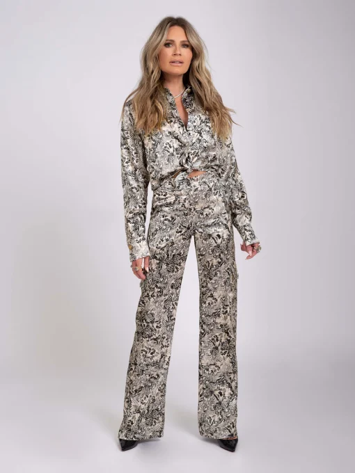 Satin look blouse met slangen print