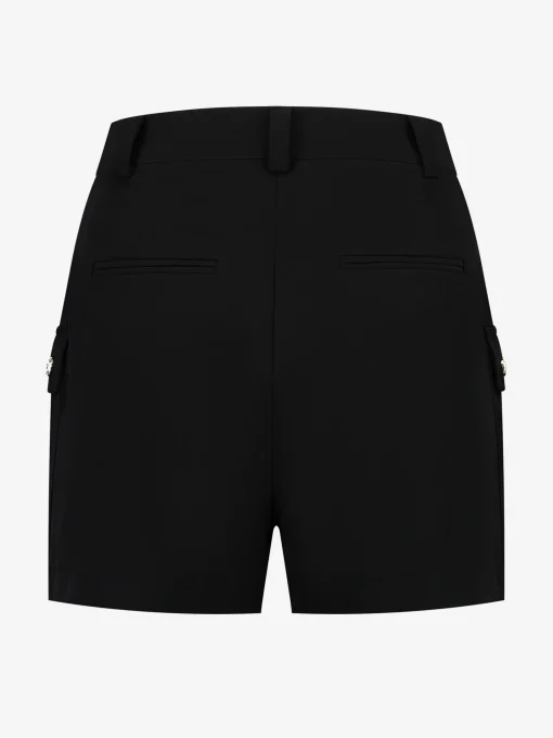 Short met knopen