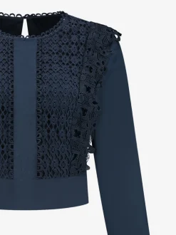Top met kanten details