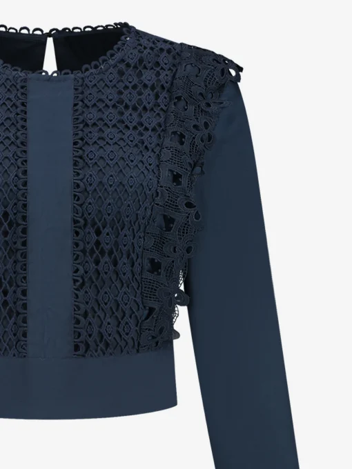Top met kanten details
