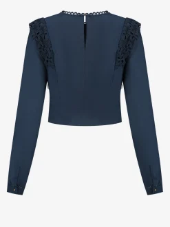 Top met kanten details