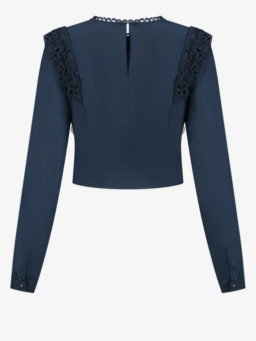 Top met kanten details