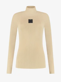 Aansluitende top met logo patch en col