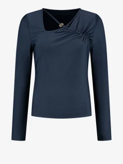 Aansluitende top met open detail