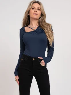 Aansluitende top met open detail