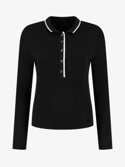 Geribbelde top met kraag en knoopdetails