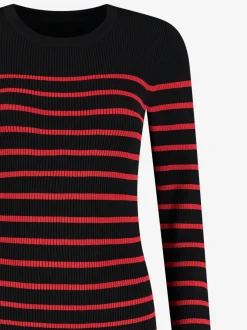 Geribbelde top met strepen en knoopdetails