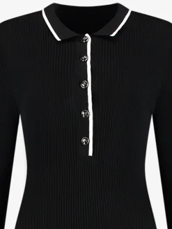 Lange geribbelde jurk met kraag en knoopdetails