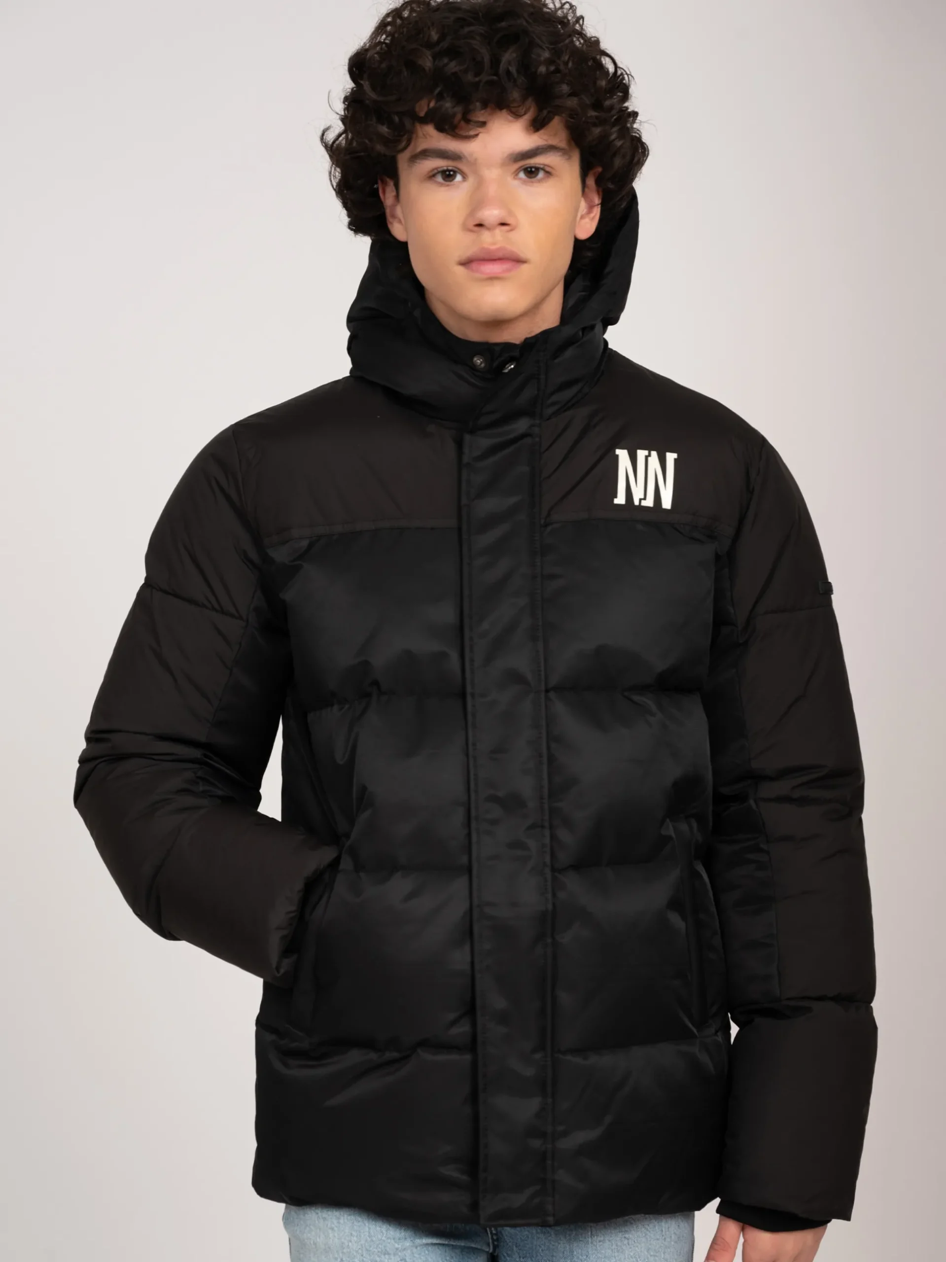 Puffer jack met capuchon en logo