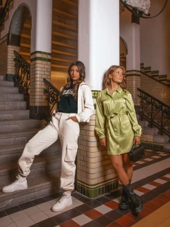 Satijn-look jurk met zakken en ceintuur