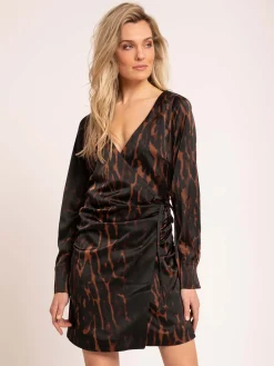 Satijn-look wikkeljurk met luipaardprint